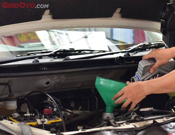 Ilustrasi ganti oli mesin mobil bekas