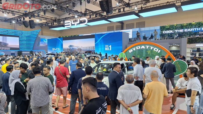 Booth BYD di GIIAS 2025 diserbu pengunjung yang penasaran dengan Atto 1