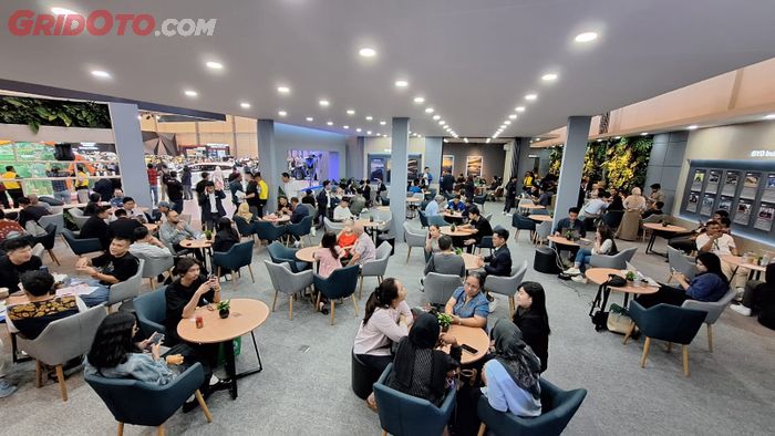 Kondisi dealing room di Booth BYD hampir penuh 