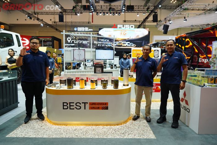 Rezza Faisal (kiri), Aji Jaya (tengah) dan Sudaryanto (kanan) saat meluncurkan Suku Cadang Tiga Berlian