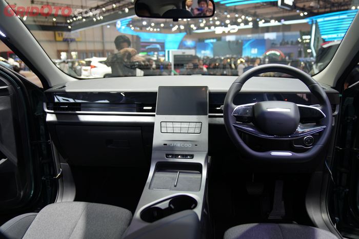 Head unit layar vertikal di tipe Premium tergantikan dengan layar head unit 9 inci di JAECOO J5 EV Standard