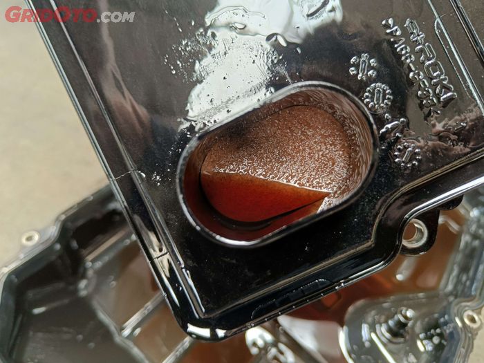 Filter transmisi matic mobil yang kotor