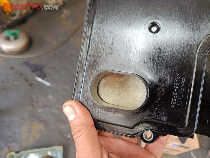 Filter transmisi matic mobil yang sudah bersih 
