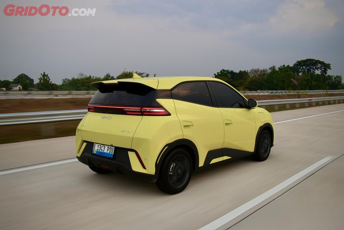 BYD Atto 1 di ruas tol Solo-Yogyakarta