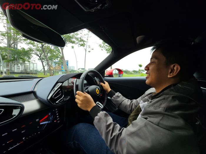 Mengemudikan Ferrari 12Cilindri rasanya menenangkan dan mengasyikkan.