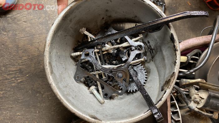 Isian mesin Honda Vario 125 lainnya juga ikutan berubah jadi gelap gulita 