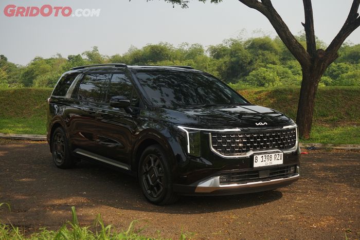 Kia Carnival Hybrid.