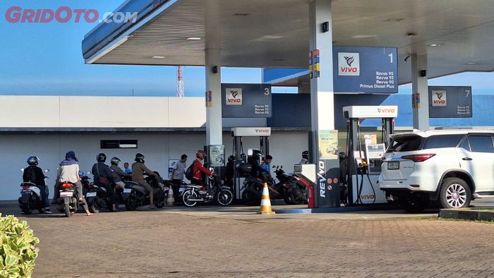 SPBU Vivo diserbut pemilik motor dan mobil 