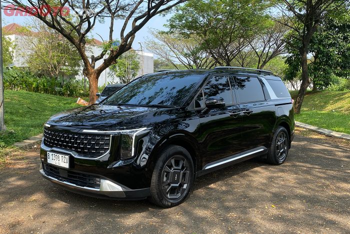 Kia Carnival Hybrid.