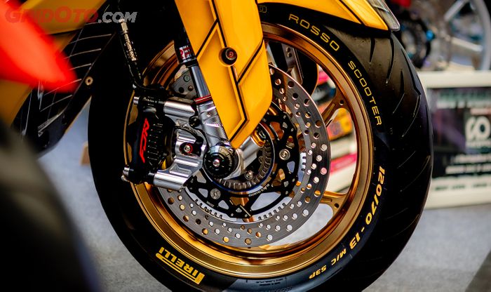 Pelek depan 5 star tetap pertahankan ring 13 inci. Kaliper besar bikin area kaki depan terlihat padat.