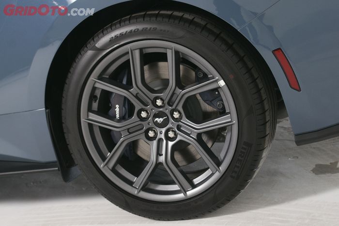 Di roda belakang, terlihat Ford Mustang EcoBoost dapat double caliper.