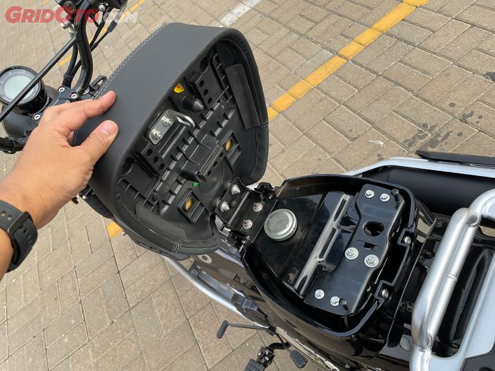 Jok jomblo WMoto Porter 125, tangkinya 4,5 liter di bawah jok.