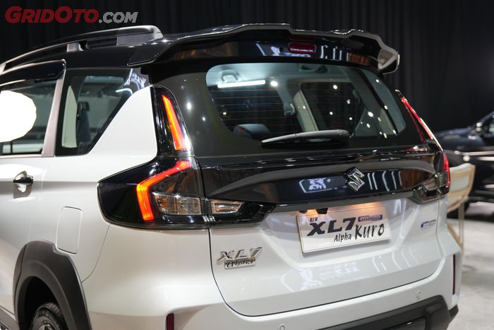Lampu belakang aksen hitam, roof spoiler dan garnis tailgate Suzuki XL7 Alpha Kuro serba hitam