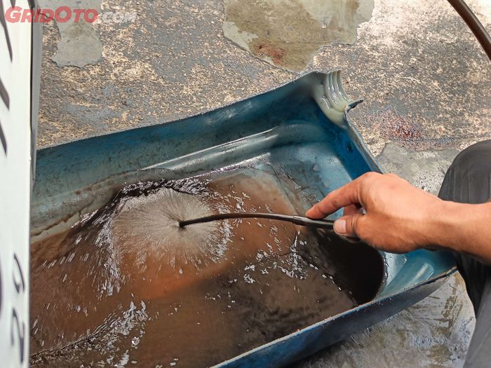 Hasil kotoran endapan bahan bakar dari filter bensin