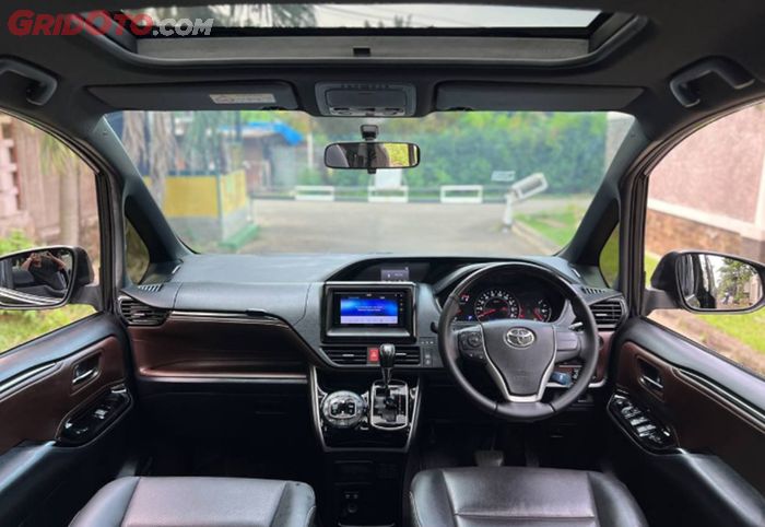 Toyota Voxy Bekas Tahun 2019