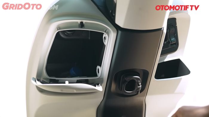 Konsol box baru dengan USB power outlet Type C di dalamnya