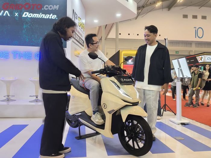 Putu Swaditya Yudha, Chief Marketing Officer ALVA (tengah), diapit dua founder Dominate 