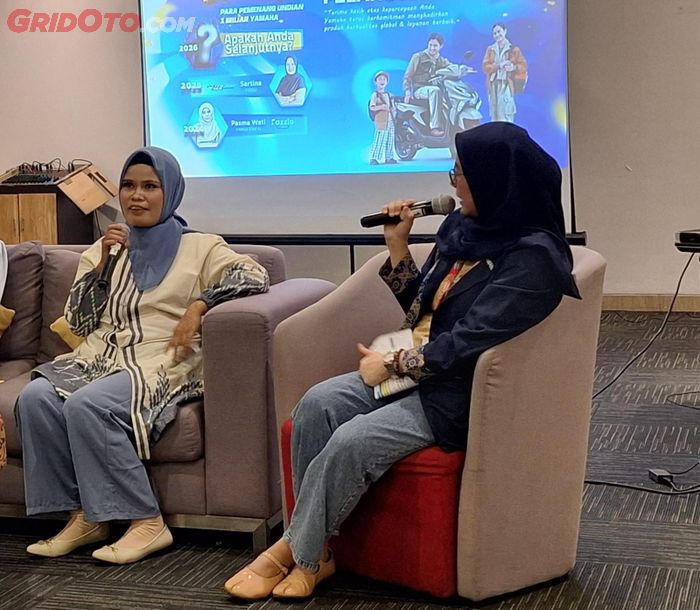 Sartinah (sebelah kiri) membagi cerita keluarganya sebagai Nelayan di Poso 