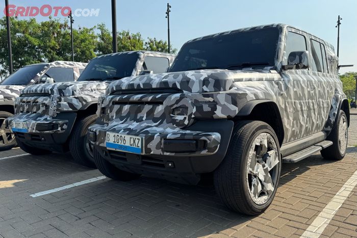 iCar V23 dibalut stiker kamuflase di kawasan PIK 2, Tangerang