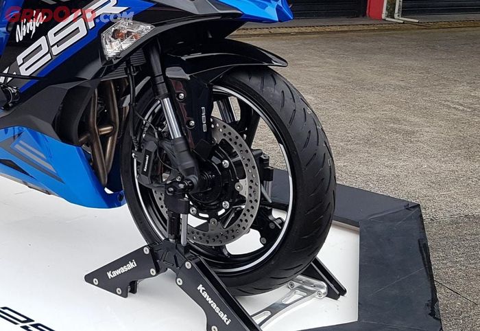 Ilustrasi alur ban motor depan terbalik