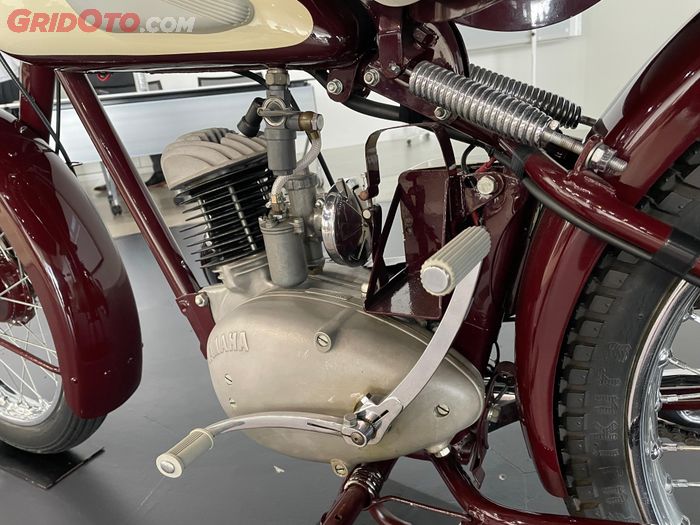 Yamaha YA-1 andalkan mesin 2 tak 123 cc yang tentu masih pakai karburator