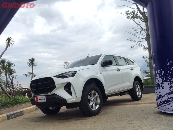 Isuzu MU-X terbaru.