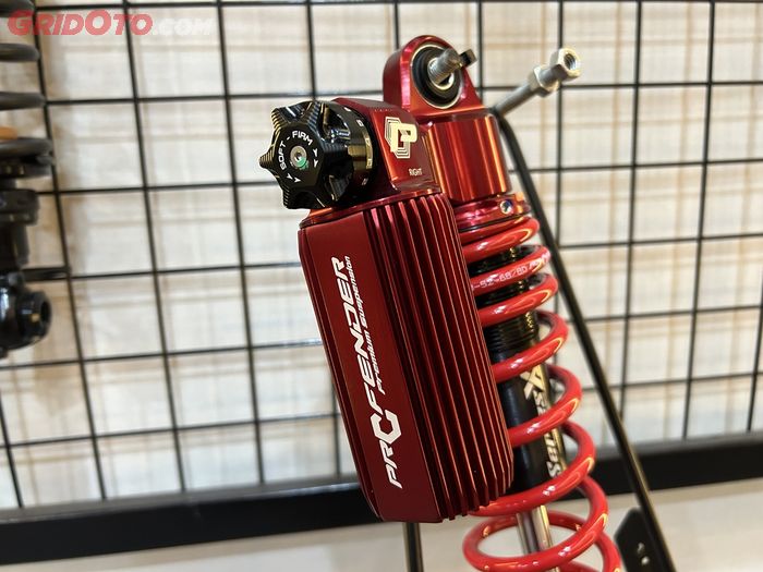 Mekanis pengatur setelan kompresi sekarang sudah terbuat dari bahan aluminium CNC