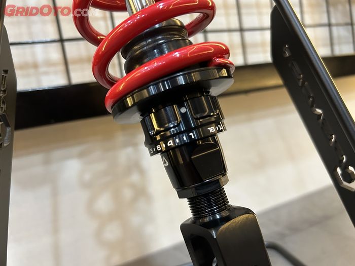 Mekanis pengatur setingan rebound bisa diganti dengan aksesori yang punya beragam pilihan warna