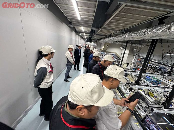 Media diajak plant touring melihat seluruh rangkaian produksi 