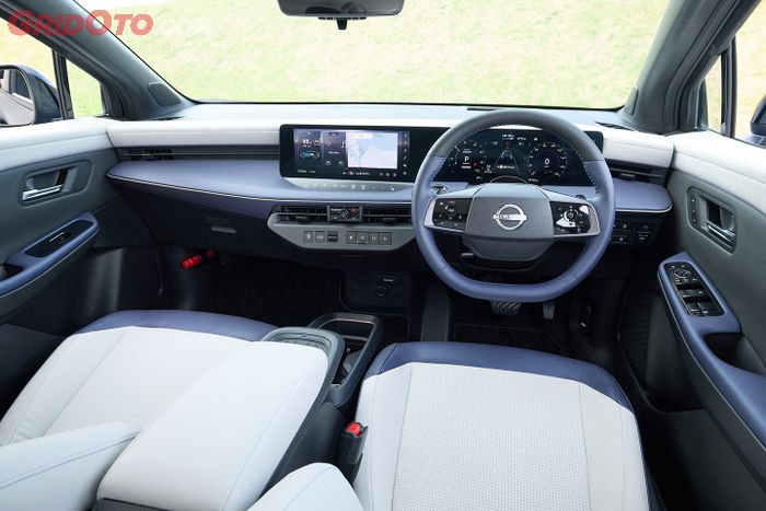 Interior Nissan LEAF B7 yang minimalis.