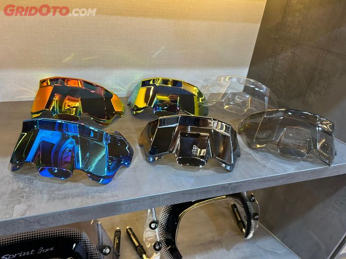 Clean juga hadirkan aksesori helm arai berupa spoiler dengan berbagai pilihan warna