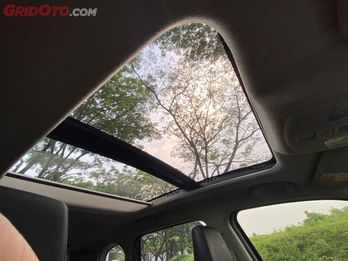 Panoramic Sunroof sudah standar di Suzuki Grand Vitara GX.