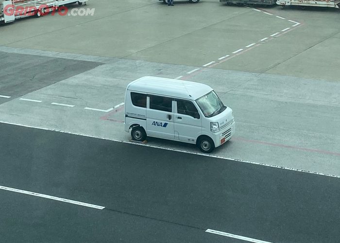 Suzuki Every jadi mobil operasional ANA di apron Bandara Haneda.