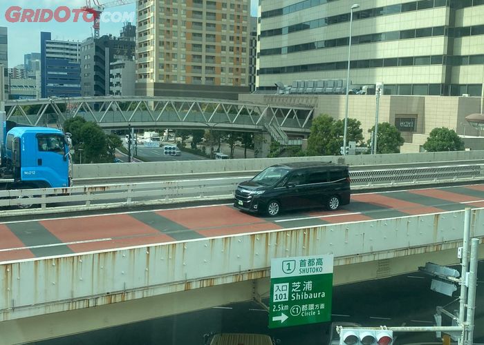 Toyota Noah kepergok di Tokyo Expressway.