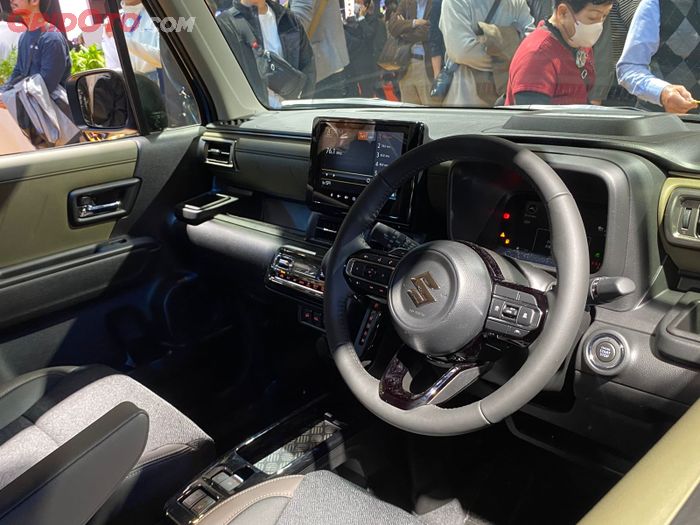 Interior Suzuki XBee.