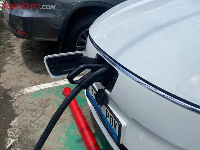 Port Charger Aletra L8.