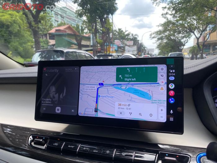 Head unit Aletra L8 ketika menampilkan Android Auto.