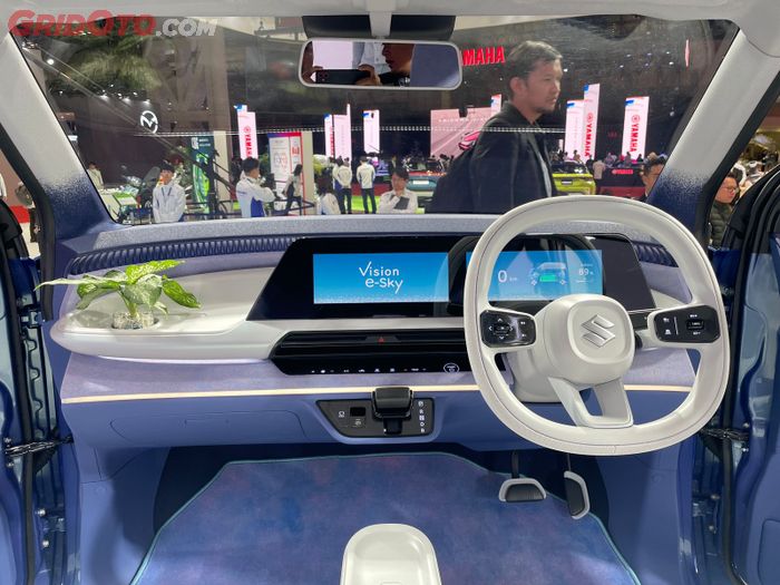 Dasbor simpel dan informatif dengan 2 layar besar