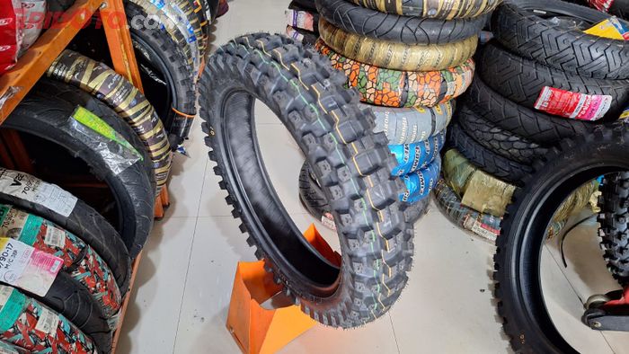 Ban motor trail paling murah ditawarkan oleh Swallow Terra Venture yang dijual Rp 400 ribuan 