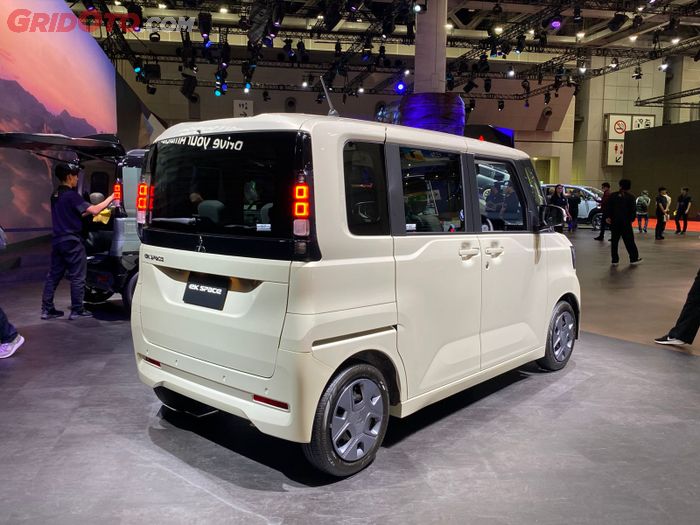 Bentuk kotak manis Mitsubishi eK Space memikat mata.