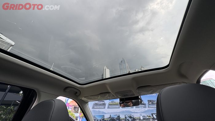 Panoramic glass roof JAECOO J5 EV berukuran besar