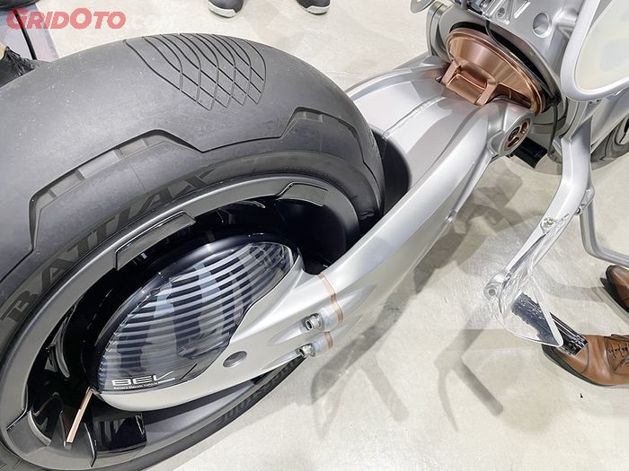 Yamaha MOTOROiD2 pakai motor listrik di hub roda belakang.