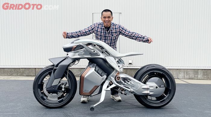 Dimas Popo bersama Yamaha MOTOROiD2
