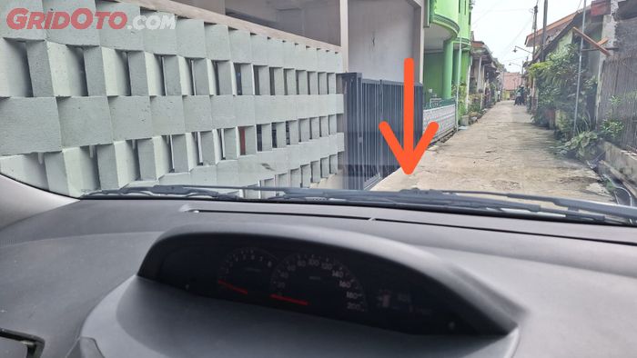 Patokan body mobil sebelah kiri bisa menggunakan poros atau titik tengah wiper kiri