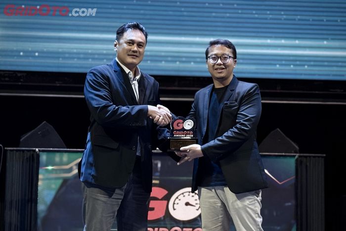 Haryadi Hidayat, Managing Editor GridOto.com menyerahkan penghargaan The Most Favorite Car GridOto Award 2025 kepada Zulfikar Rafi Al Ghany, Head of Public Relations Strategic Planning Department PT Suzuki Indomobil Sales (SIS)