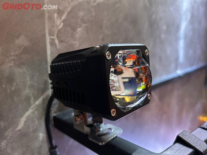 Osram CBI Racer Ultra punya desain kotak dengan setiap lampu punya daya 50 watt. 