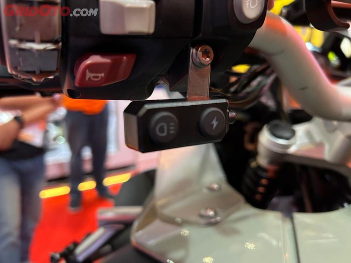 Paket pembelian sudah termasuk kabel, relay dan juga saklar