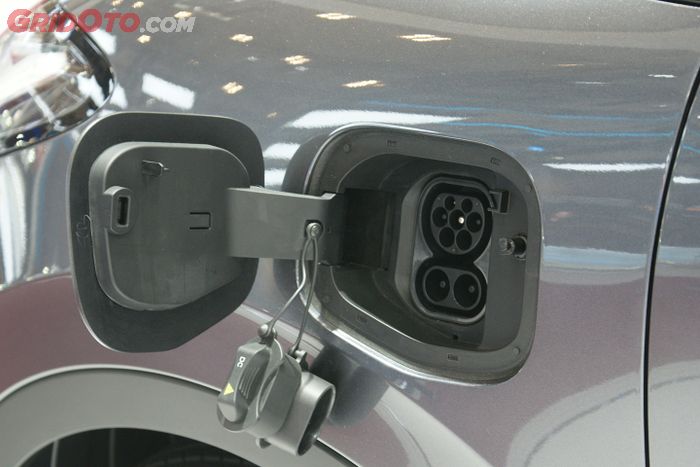 Charger CCS 2 jadi salah satu faktor mengapa Wuling Binguo EV jadi juara kelas Value EV.