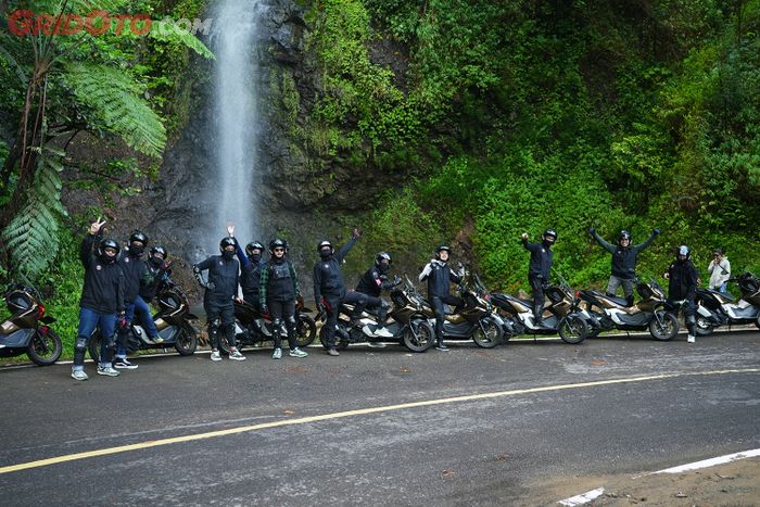 Pose dulu di Curug Ceret di Naringgul, air terjun iconic di pinggir jalan.