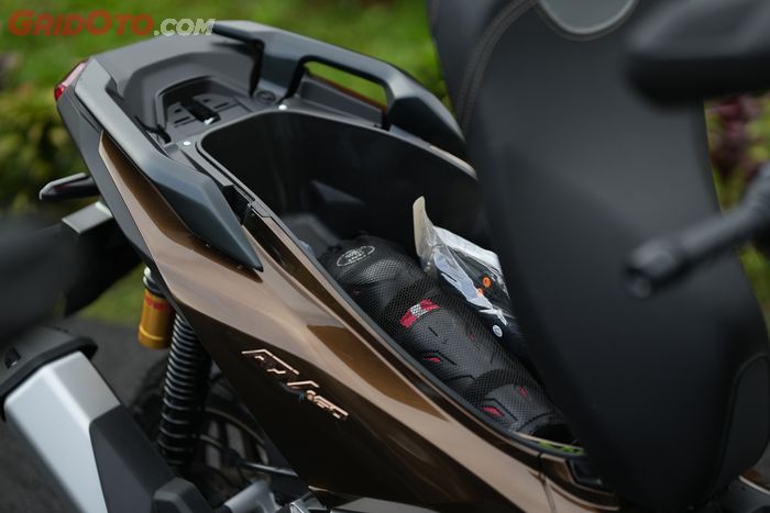 Bagasi Turing Honda ADV160 Roadsync 30 liter, bisa muat banyak barang bawaan.